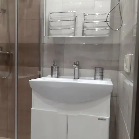 Apartment 1 Stop From Railway Station *